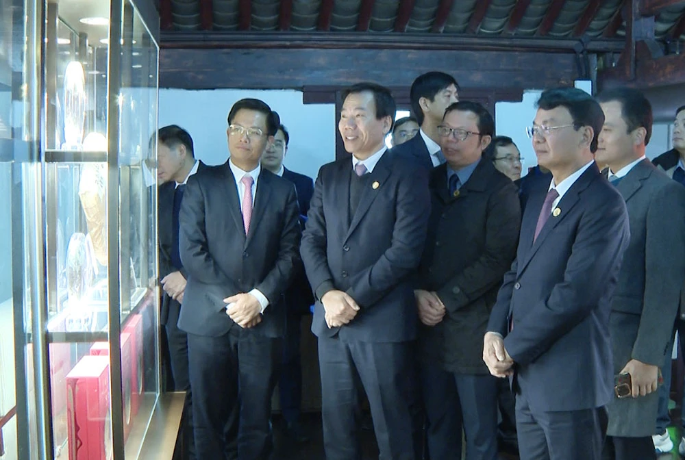 các đồng chí Lanh đạo tỉnh thăm khu di tích chủ tịch HCM tại con minh.jpg