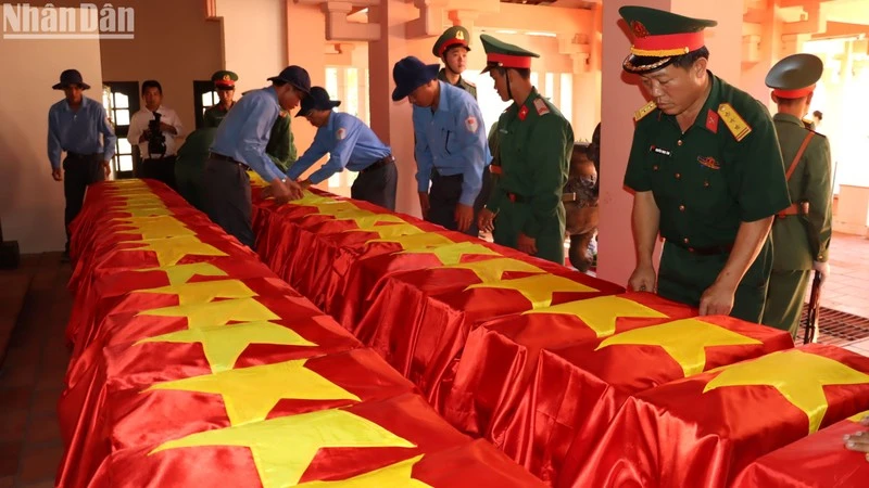 43 hài cốt liệt sĩ được đưa về nước .