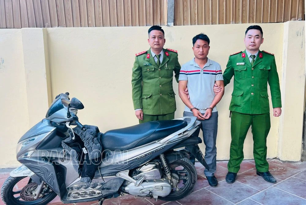 Ảnh 1. Đối tượng Triệu Văn Cường cùng tang vật tại cơ quan Công an (1).jpg