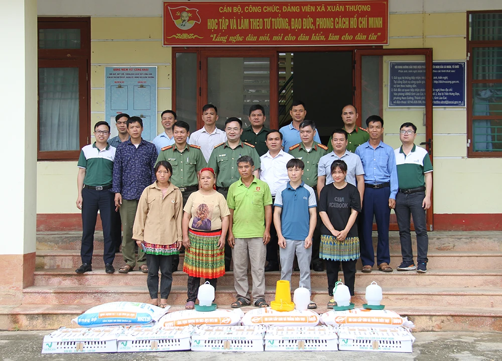 các hộ gia đình được nhận hỗ trợ trong mô hình chăn nuôi gia cầm sạch trong vùng đồng bào dân tộc thiểu số tại xã Xuân Thượng, huyện Bảo Yên.JPG