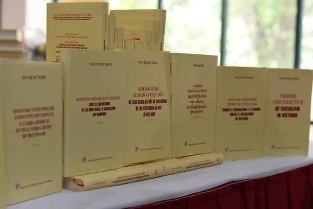 Cuốn sách “Một số vấn đề lý luận và thực tiễn về chủ nghĩa xã hội và con đường đi lên chủ nghĩa xã hội ở Việt Nam” được xuất bản bằng 7 ngoại ngữ (Anh, Trung Quốc, Lào, Nga, Pháp, Tây Ban Nha và Hà Lan). Cuốn sách “Một số vấn đề lý luận và thực tiễn về chủ nghĩa xã hội và con đường đi lên chủ nghĩa xã hội ở Việt Nam” được xuất bản bằng 7 ngoại ngữ (Anh, Trung Quốc, Lào, Nga, Pháp, Tây Ban Nha và Hà Lan).