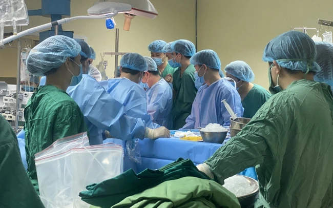 Các bác sĩ đang thực hiện ca lấy đa tạng từ người cho chết não tại Bệnh viện Việt Nam - Thụy Điển Uông Bí