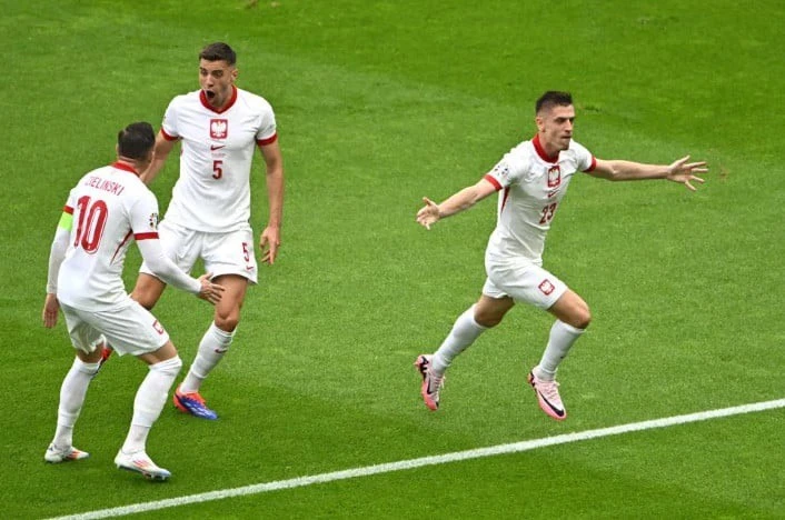 Tuyển Ba Lan thi đấu thanh thoát hơn sau khi tìm được bàn gỡ hòa.