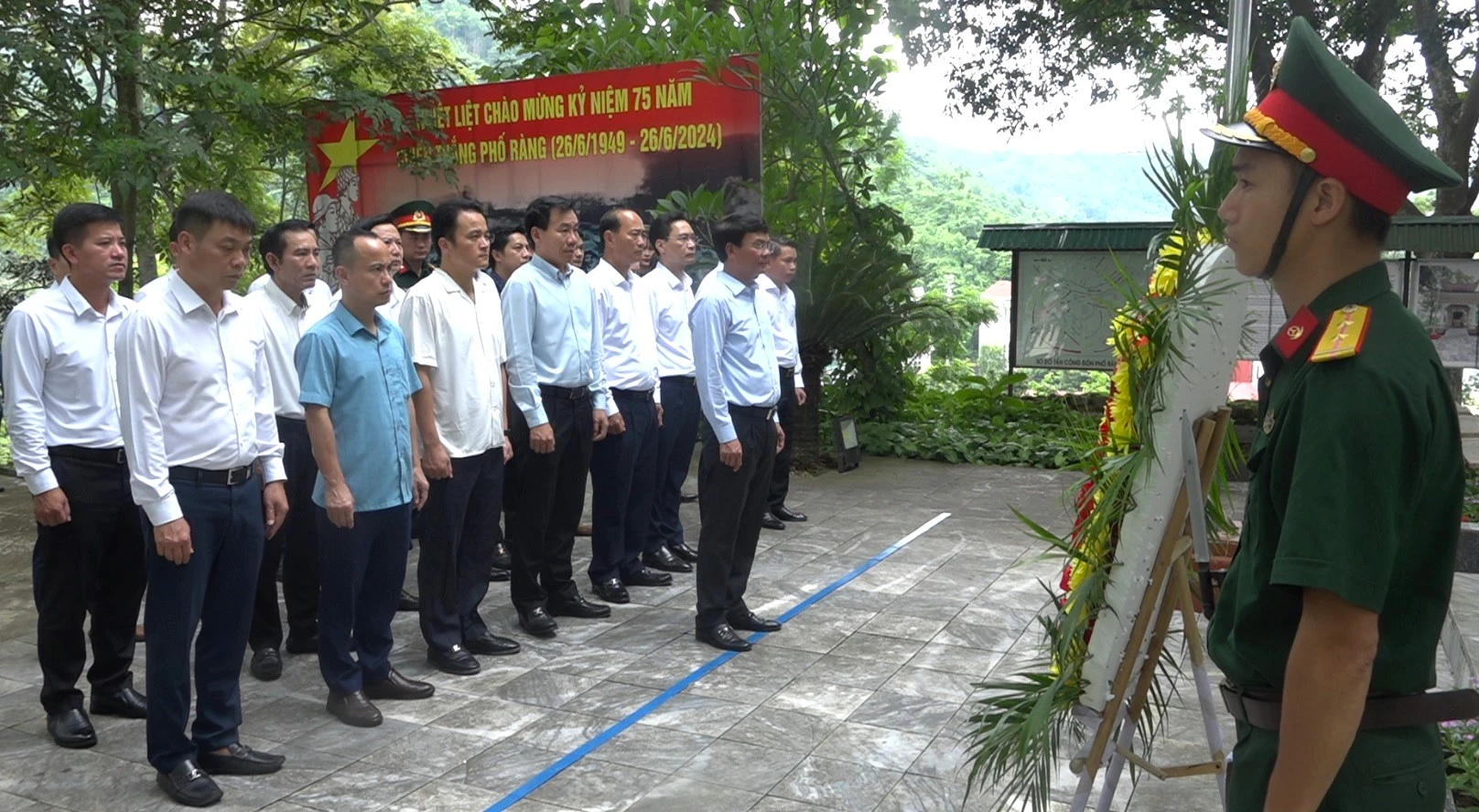 Đại biểu dự lễ dâng hương.jpg