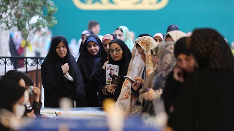 Cử tri xếp hàng chờ bỏ phiếu tại Tehran, Iran, ngày 28/6/2024.