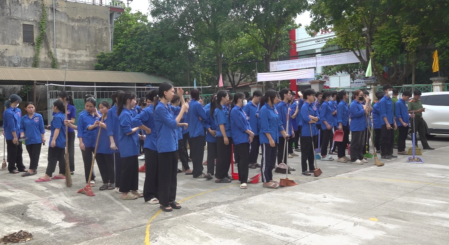 Hơn 100 đoàn viên thanh niên hưởng ứng ngày ra quân.jpg