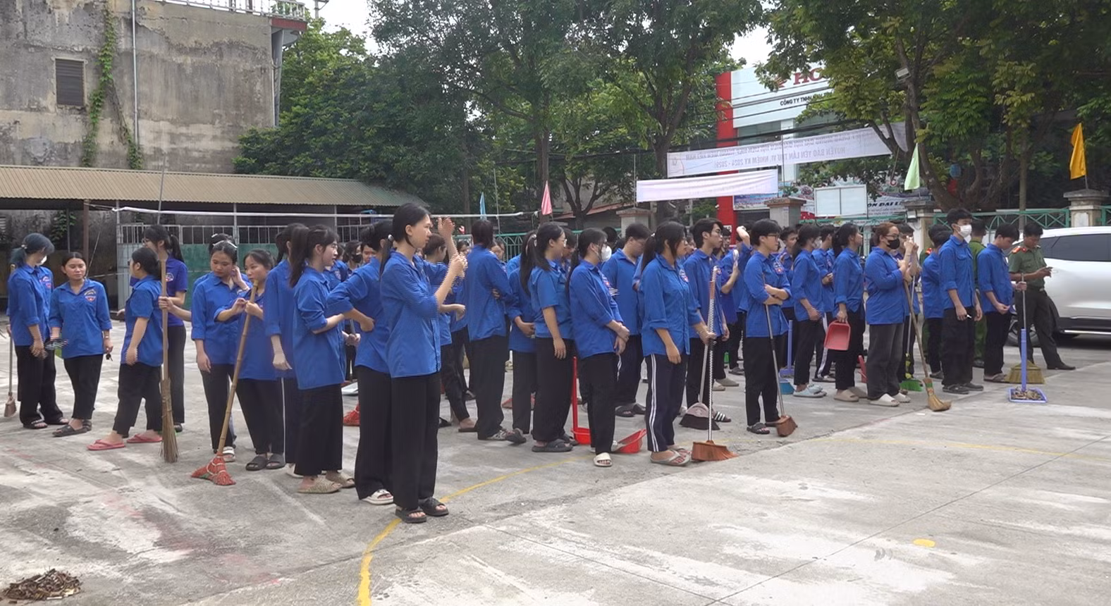 Hơn 100 đoàn viên thanh niên hưởng ứng ngày ra quân.jpg