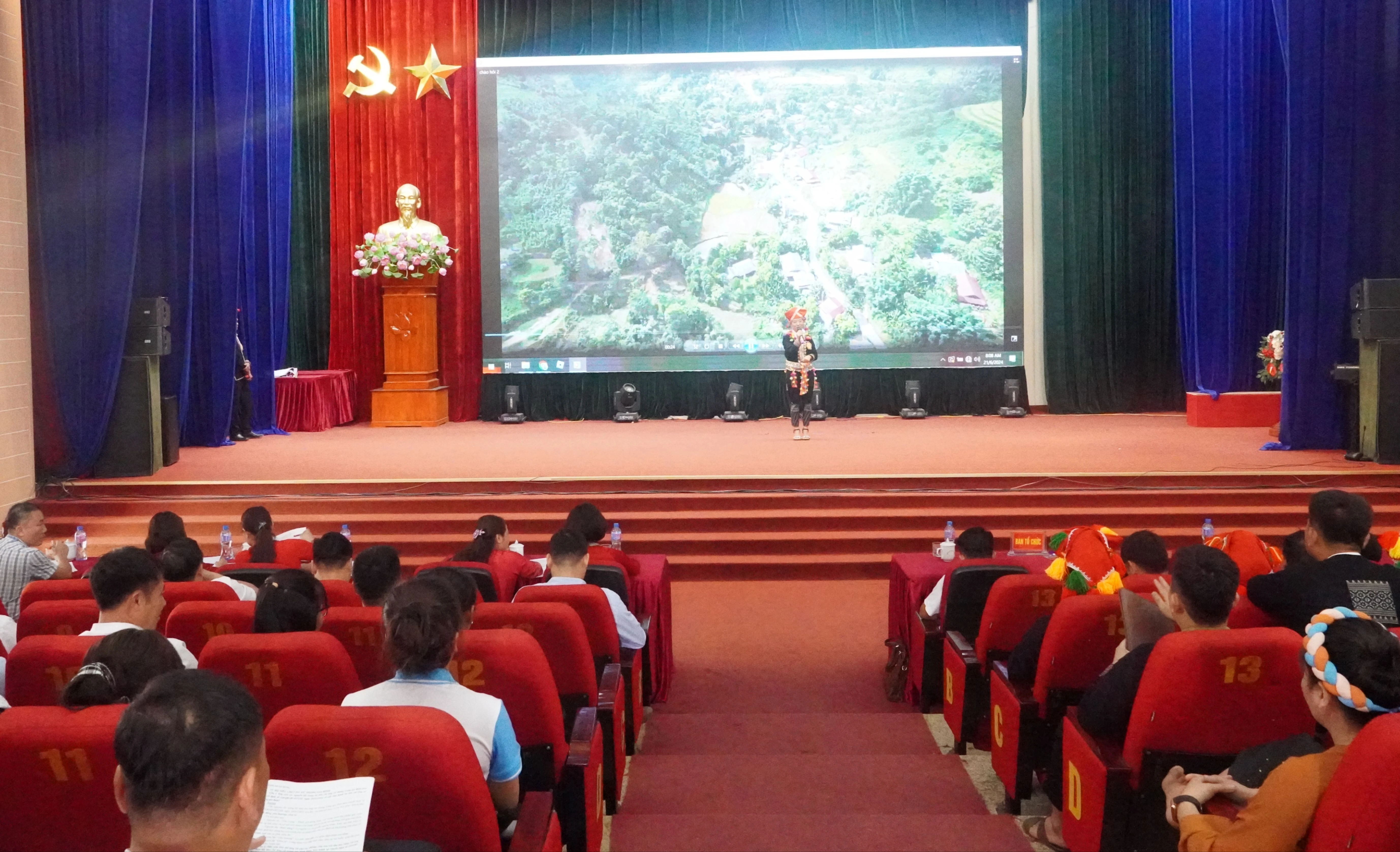 quang cảnh hoi thi.JPG