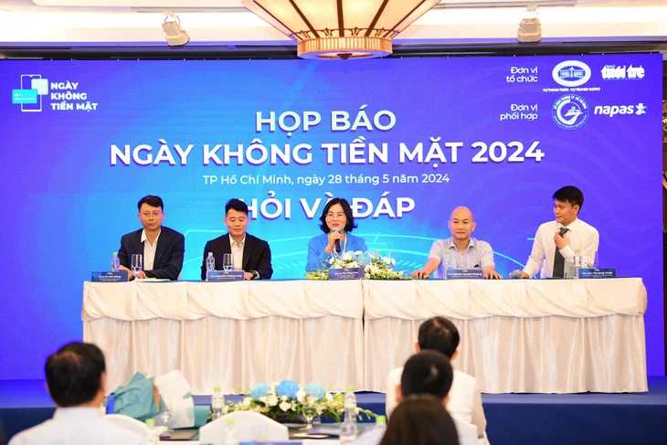 Các đại biểu chia sẻ các biện pháp phòng chống tội phạm trong thanh toán không tiền mặt.