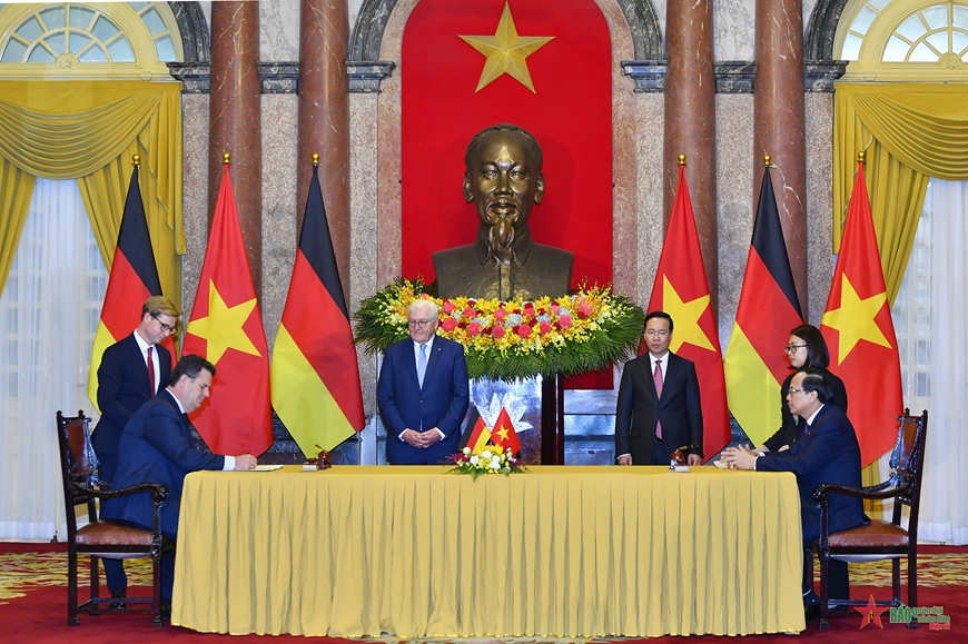 Chủ tịch nước Võ Văn Thưởng và Tổng thống Đức Frank-Walter Steinmeier chứng kiến lễ ký và trao đổi các văn kiện hợp tác giữa Việt Nam và Đức. Chủ tịch nước Võ Văn Thưởng và Tổng thống Đức Frank-Walter Steinmeier chứng kiến lễ ký và trao đổi các văn kiện hợp tác giữa Việt Nam và Đức.