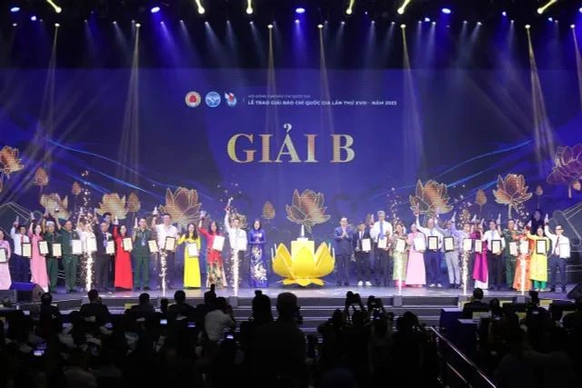Các tác giả được trao giải B Giải Báo chí Quốc gia lần thứ 18.