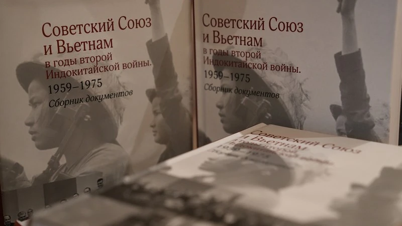 Bìa cuốn sách “Liên Xô và Việt Nam trong những năm Chiến tranh Đông Dương lần thứ hai 1959-1975: Tuyển tập các văn kiện”.
