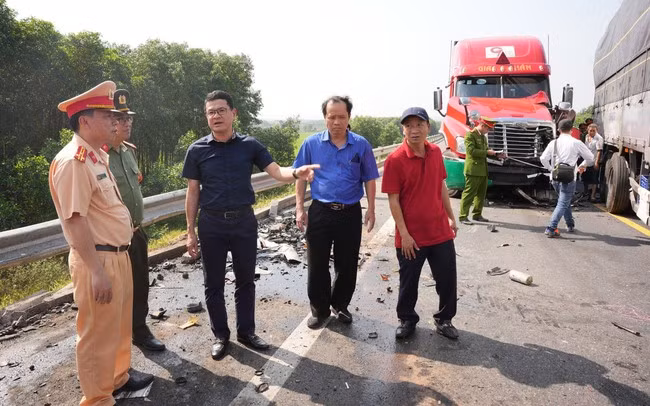 Phó Chủ tịch UBND tỉnh Thừa Thiên - Huế Hoàng Hải Minh (giữa) đến hiện trường trực tiếp chỉ đạo công tác điều tra nguyên nhân vụ tai nạn đặc biệt nghiêm trọng trên cao tốc Cam Lộ - La Sơn.