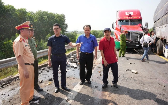 Phó Chủ tịch UBND tỉnh Thừa Thiên - Huế Hoàng Hải Minh (giữa) đến hiện trường trực tiếp chỉ đạo công tác điều tra nguyên nhân vụ tai nạn đặc biệt nghiêm trọng trên cao tốc Cam Lộ - La Sơn.