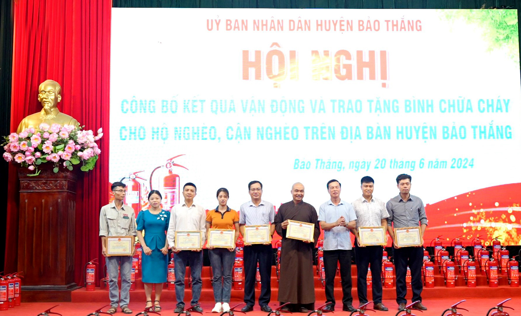 Các tổ chức, cá nhân, nhà hảo tâm nhận biểu dương, khen thưởng của huyện Bảo Thắng. z5557370330769-edd4730906f9e24fbe881ffecf205684-9035.jpg