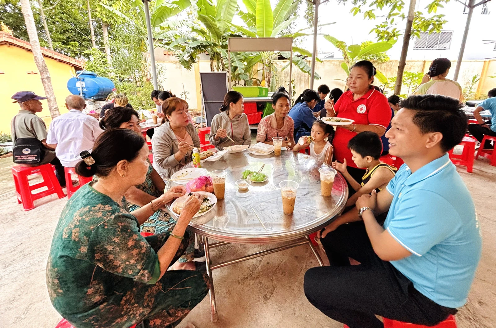 Lãnh đạo phường Phú Thọ trò chuyện thân mật với người ở trọ tại buổi điểm tâm sáng vừa được tổ chức tại đình thần Phú Văn.
