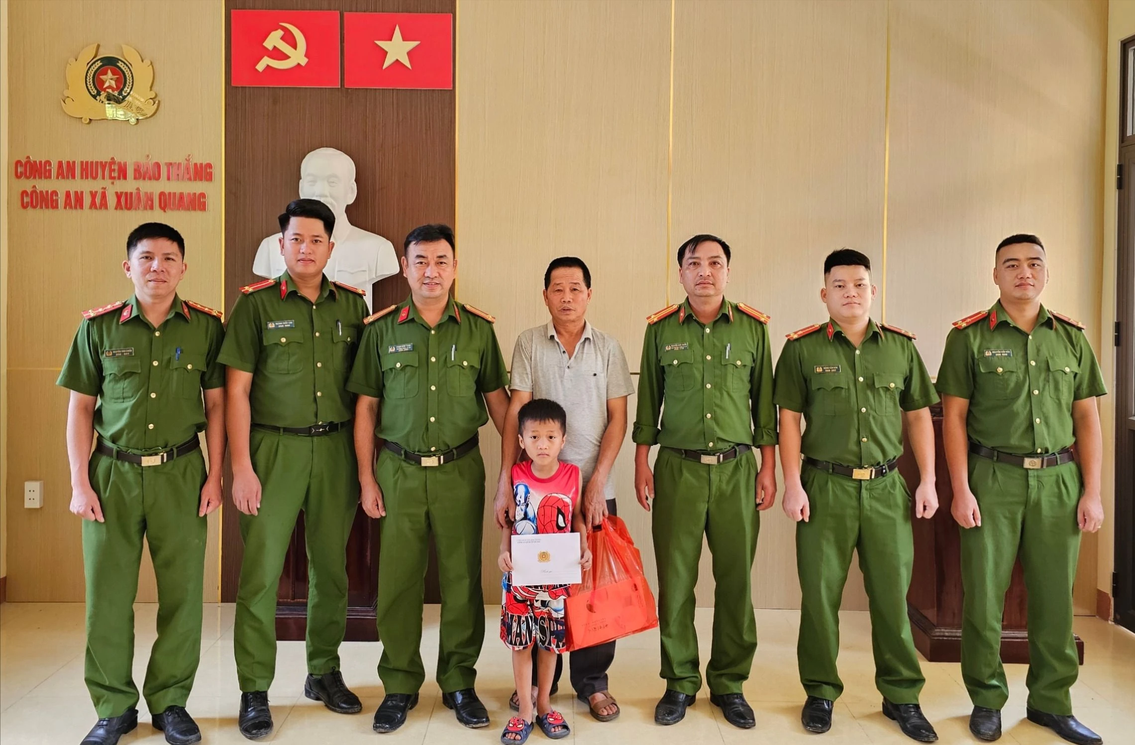 Ảnh 1- Cháu Trần Huy Quân chụp ảnh lưu niệm cùng CBCS Công an xã Xuân Quang.JPG