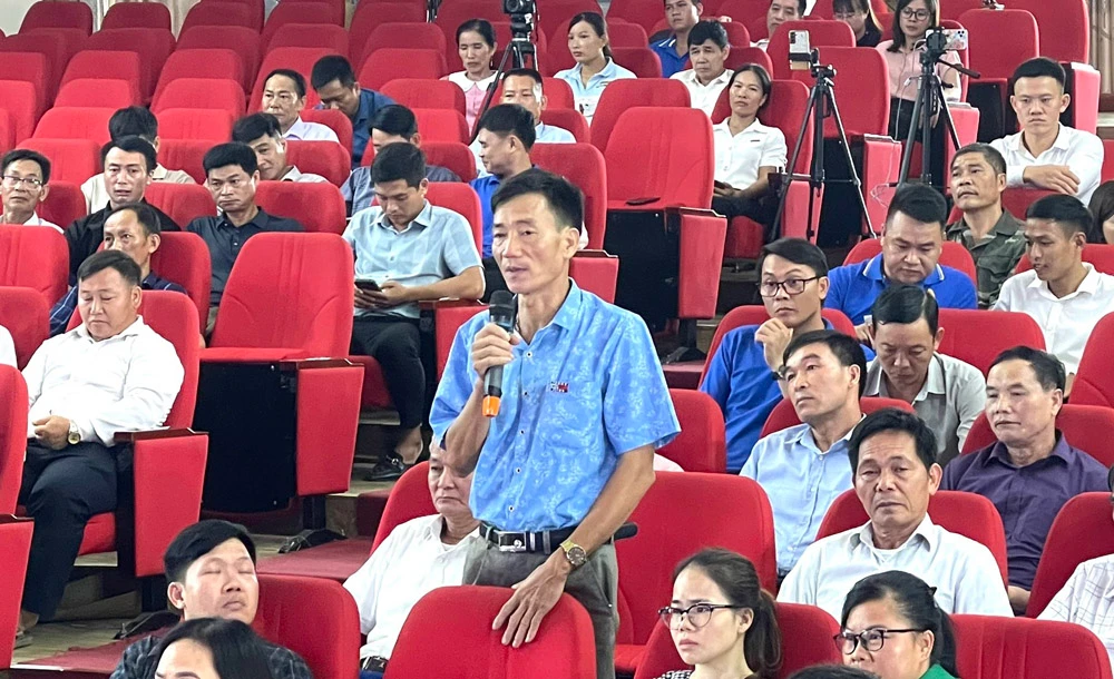 Đại biểu nêu ý kiến phát biểu tại hội nghị.jpg