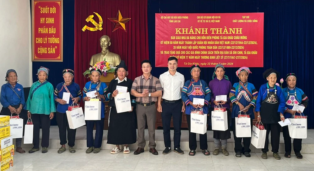 Tạp chí Chất lượng và cuộc sống tặng quà cho các gia đình chính sách.jpg