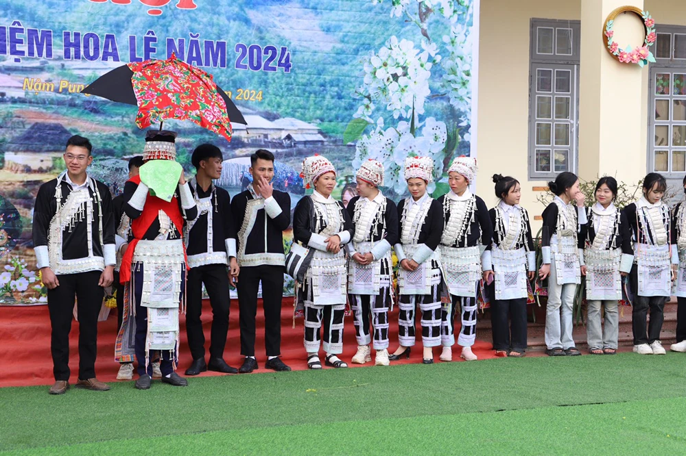 rước rể dao đỏ.jpg