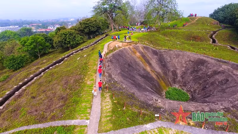 Di tích Hố bộc phá trên Đồi A1, thành phố Điện Biên Phủ.