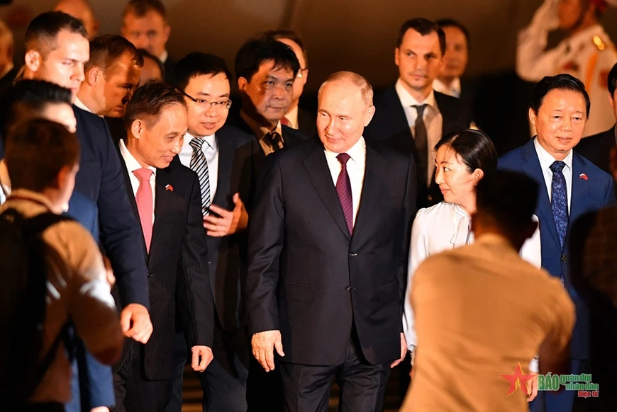 Tổng thống Liên bang Nga Vladimir Putin đến Hà Nội, bắt đầu chuyến thăm cấp Nhà nước tới Việt Nam ảnh 3
