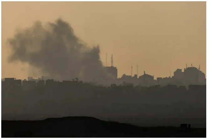 Khói bốc lên sau cuộc tấn công của Israel vào Gaza vào ngày 8/7/2024.