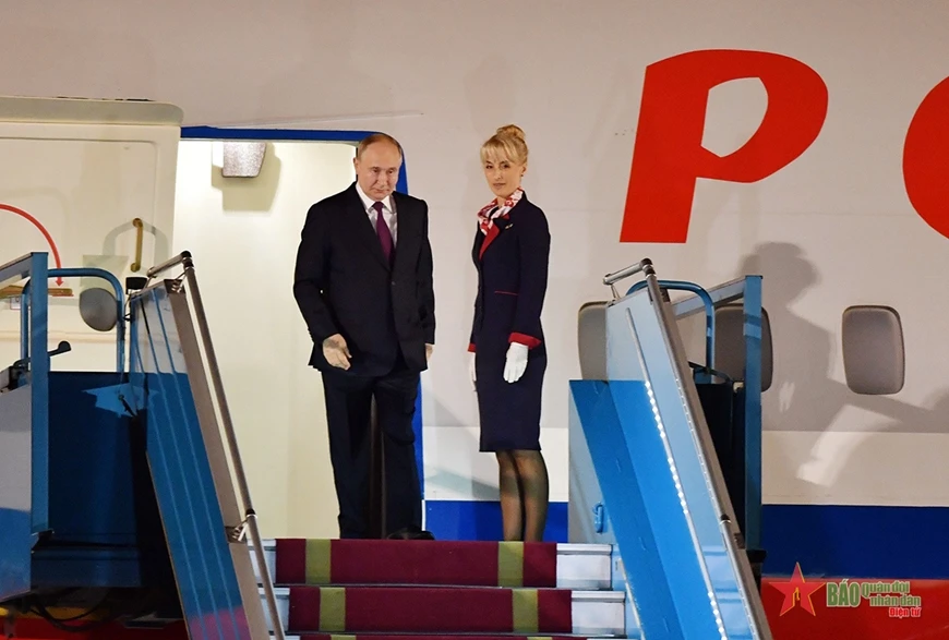 Tổng thống Vladimir Putin bước xuống máy bay.