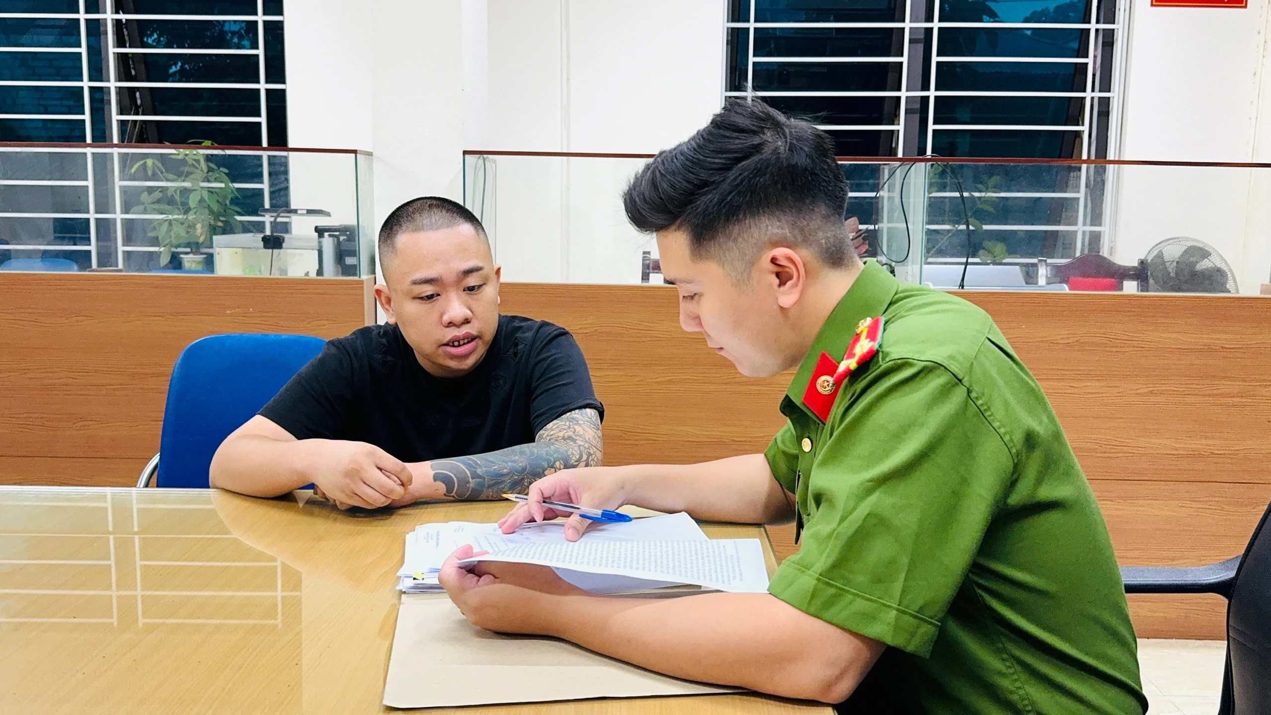 Ảnh 2. Phạm Trung Đức đến Cơ quan Cảnh sát điều tra, Công an thành phố Lào Cai đầu thú.jpg