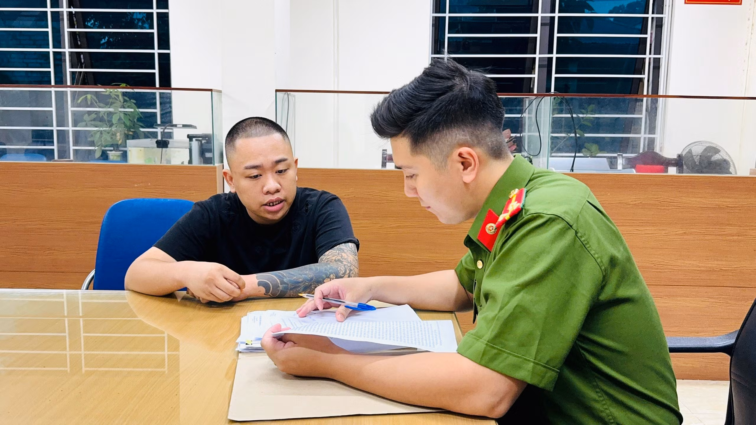 Ảnh 2. Phạm Trung Đức đến Cơ quan Cảnh sát điều tra, Công an thành phố Lào Cai đầu thú.jpg