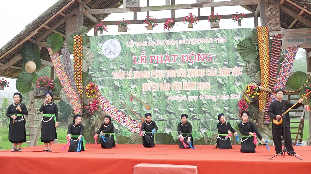 Tiết mục hát then của Người Tày.jpg