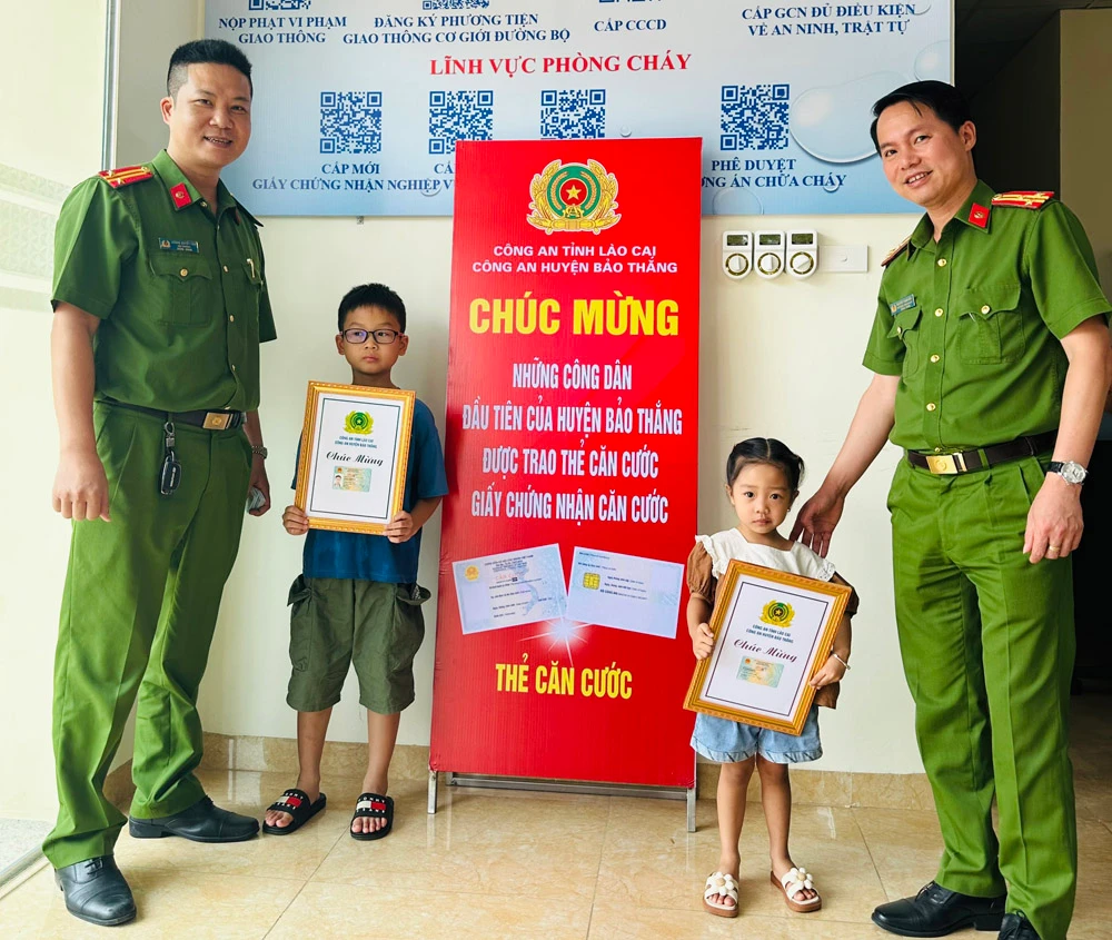 05. Lãnh đạo Công an huyện trao Căn cước cho trẻ dưới 6 tuổi.jpg