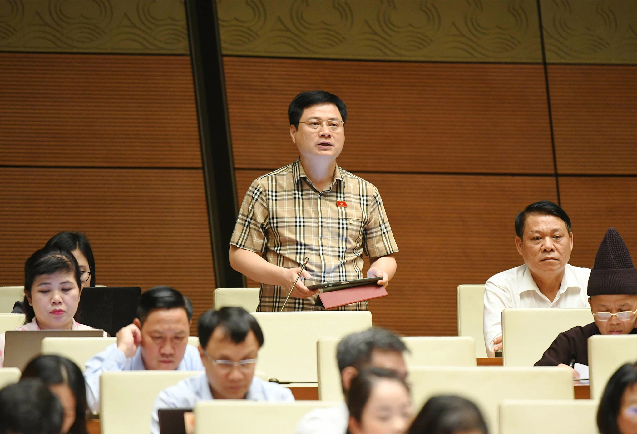 ĐBQH Cầm Hà Chung (Phú Thọ) phát biểu.