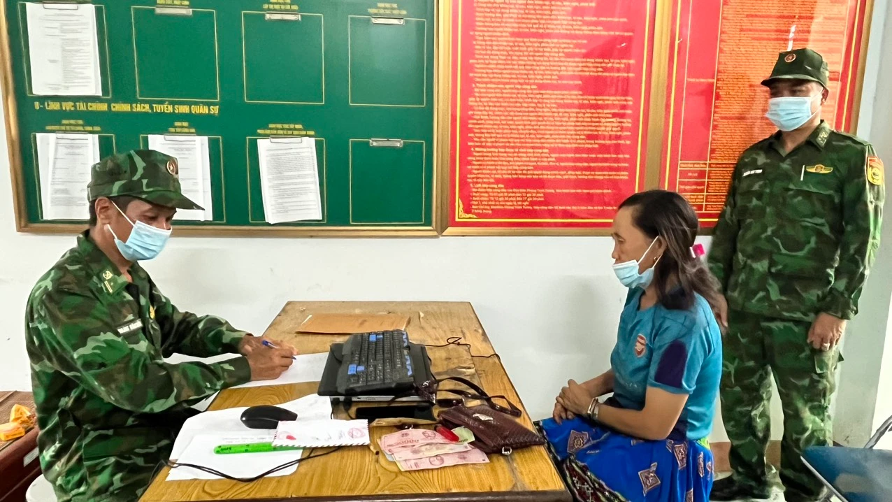 Đối tượng Vàng Thị Cở làm việc với cán bộ điều tra đồn Biên phòng.jpg