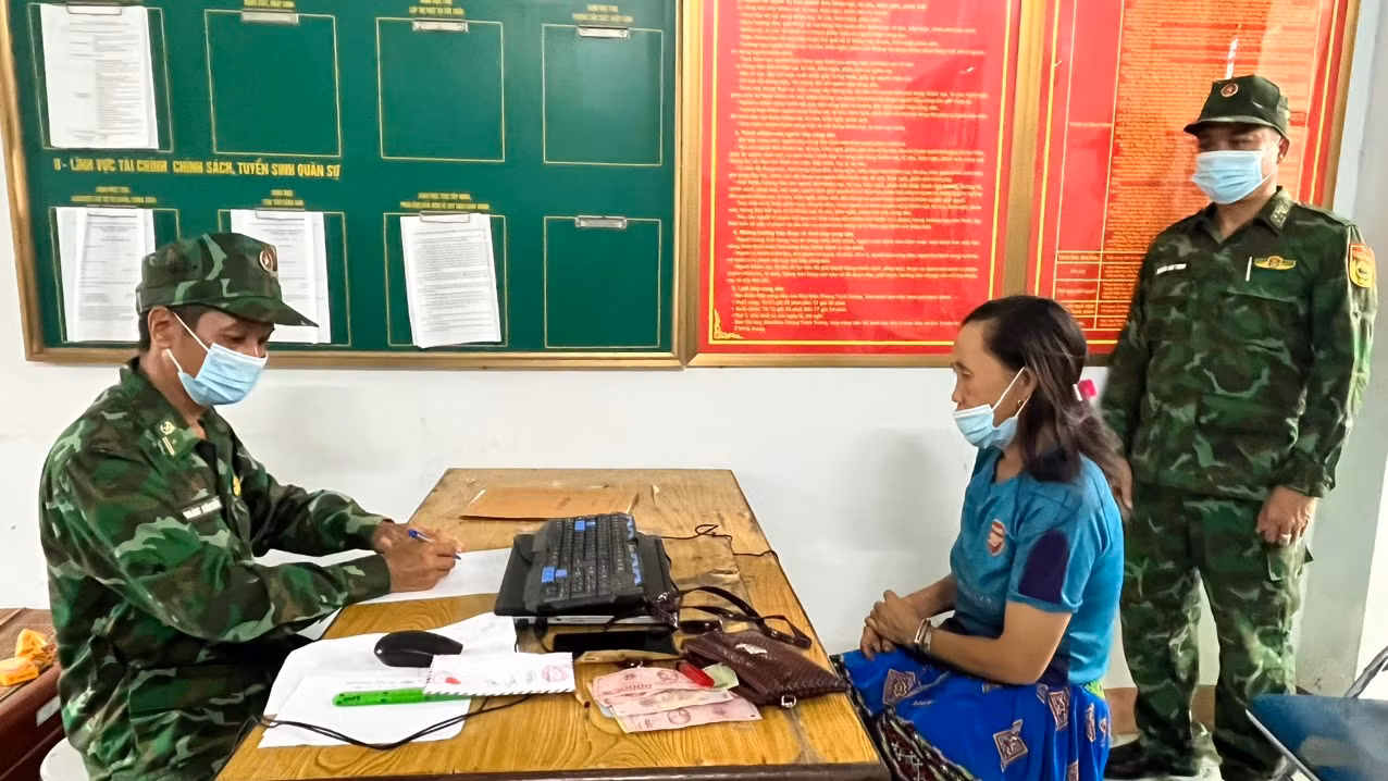 Đối tượng Vàng Thị Cở làm việc với cán bộ điều tra đồn Biên phòng.jpg