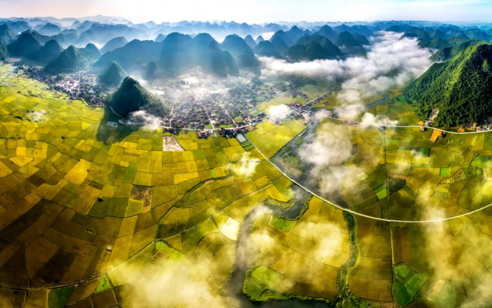 Khung cảnh thung lũng Bắc Sơn nhìn từ trên cao. Khung cảnh thung lũng Bắc Sơn nhìn từ trên cao.