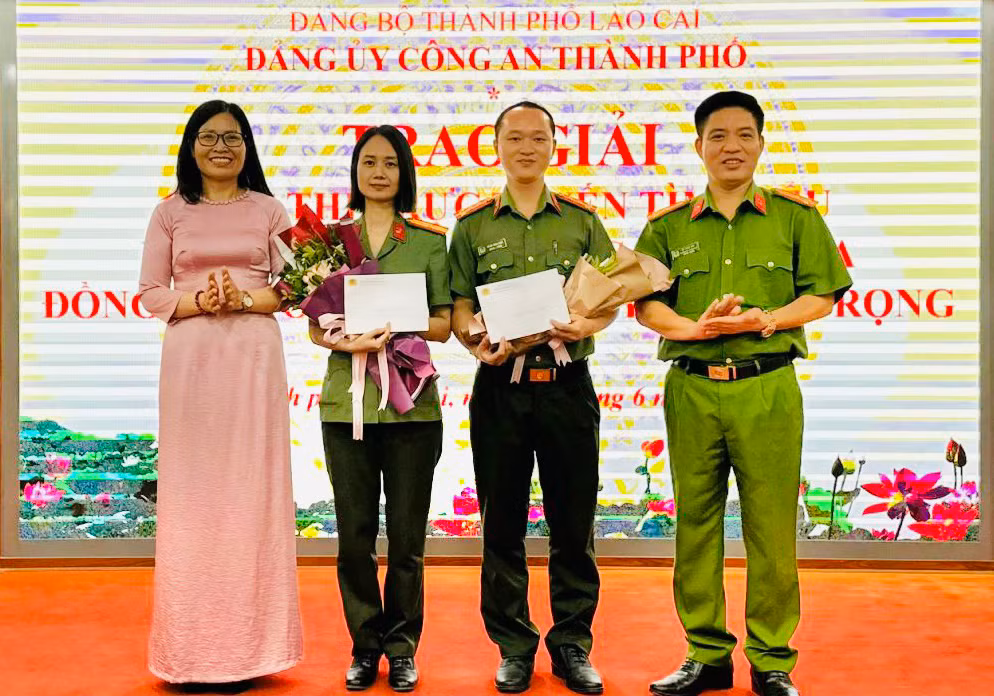 Ảnh 6. Trao thưởng cho cán bộ chiến sỹ đạt kết quả cao trong cuộc thi trắc nghiệm trực tuyến (2).jpg