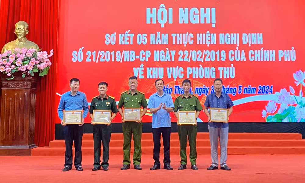 trao giấy khen cho các tập thể.jpg