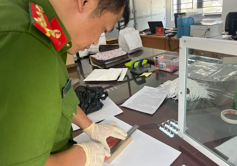 Ảnh 5. Lực lượng Công an giám định 02 bánh heroin đã thu giữ của Phạm Văn Chiến và Lương Quang Tuấn.jpg