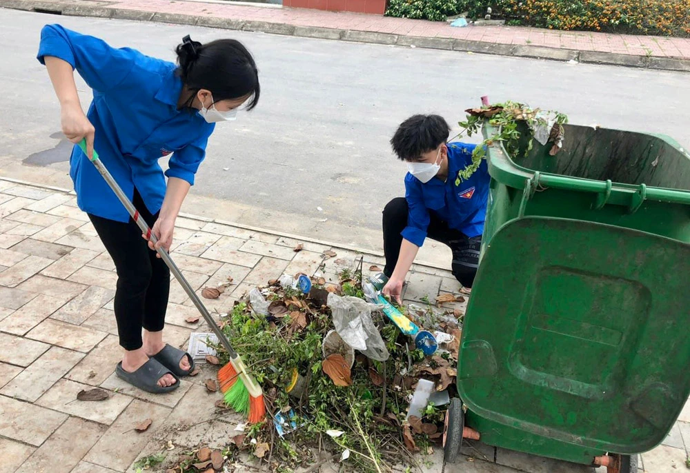Thu gom rác thải khu vực sân đền Phúc Khánh.jpg