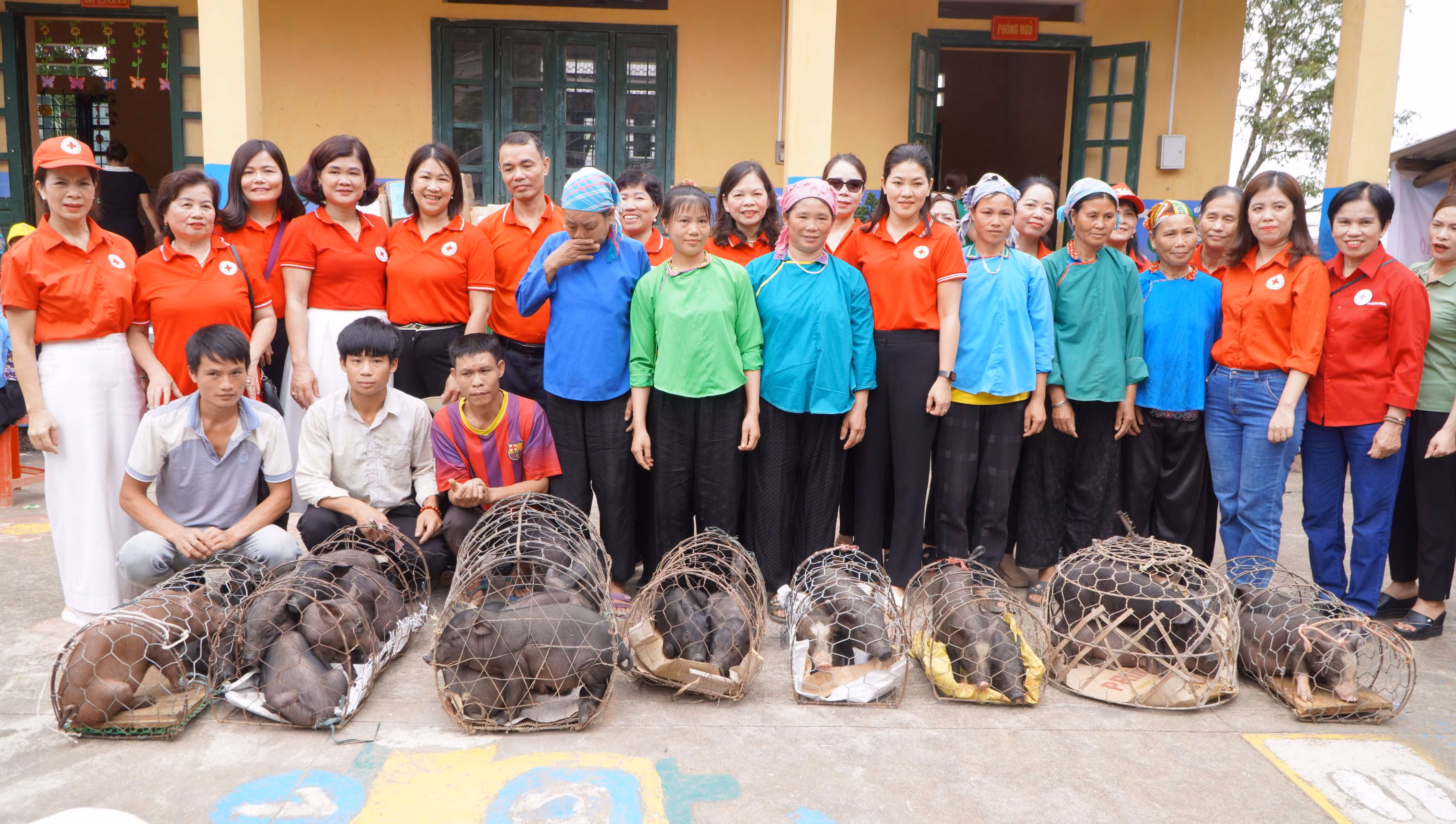 Trao hỗ trợ lợn giống cho các hộ dân có hoàn cảnh khó khăn.JPG