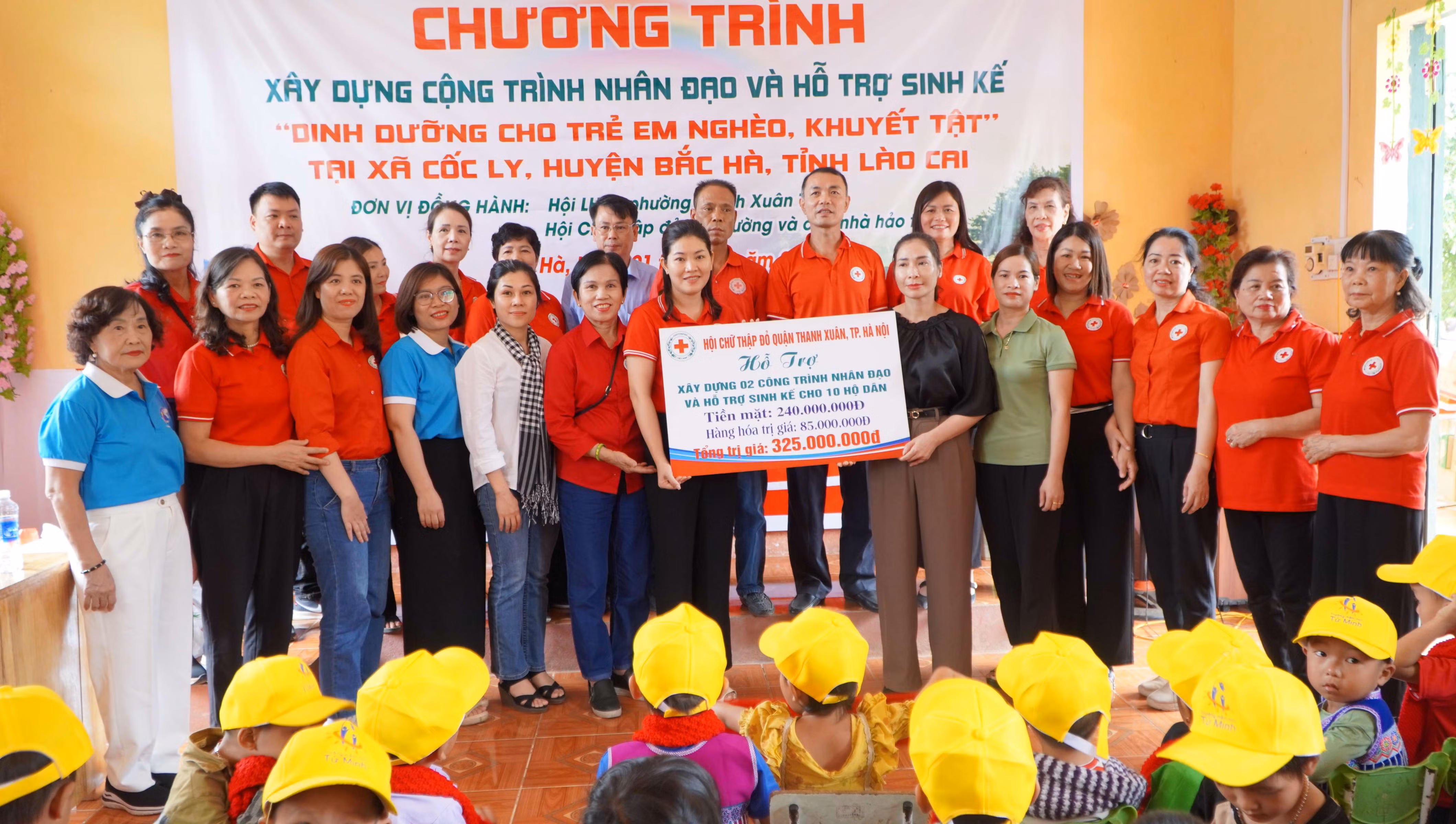 Trao hỗ trợ xây dựng công trình nhân đạo và hỗ trợ dinh dưỡng cho trẻ em nghèo cho trường Mầm Non xã Cốc Ly.JPG