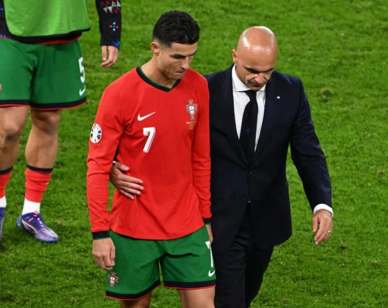 Huấn luyện viên Roberto Martinez an ủi Ronaldo sau khi Bồ Đào Nha thất bại trên chấm luân lưu trước Pháp ở tứ kết.