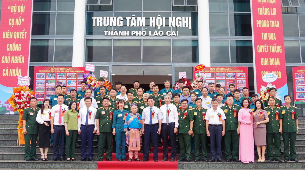 Các đồng chí lãnh đạo chụp ảnh lưu niệm niệm với các đại biểu dự đại hội. TP3.JPG
