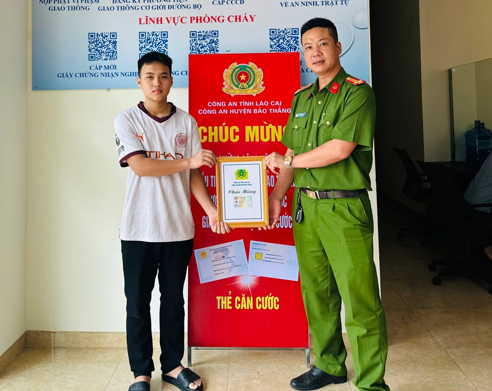 05. Công an huyện trao Căn cước cho công dân trên 14 tuổi.jpg