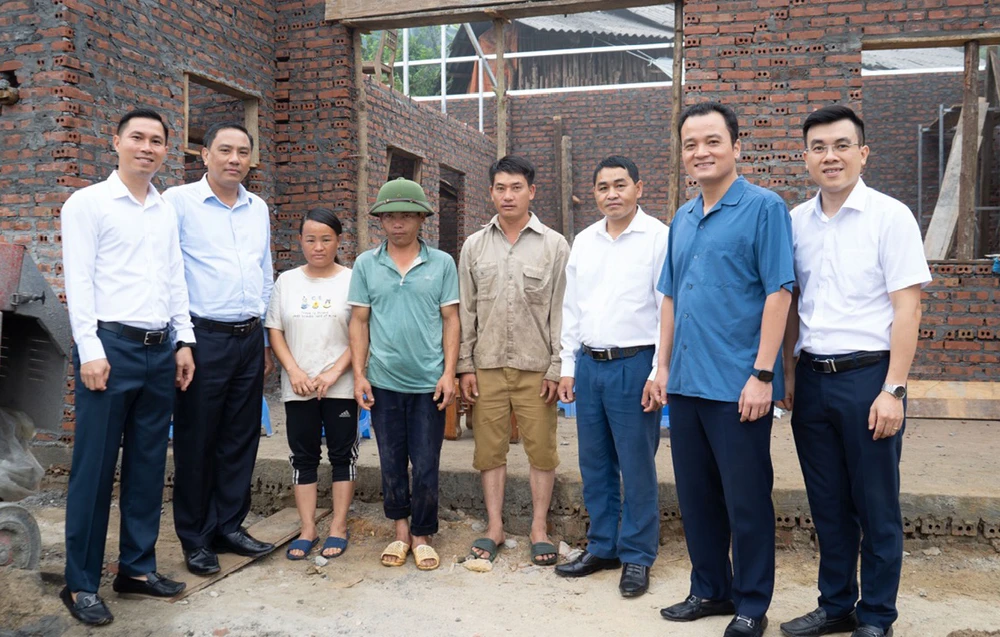 Chụp ảnh lưu niệm cùng gia đình được hỗ trợ làm nhà ở.jpg