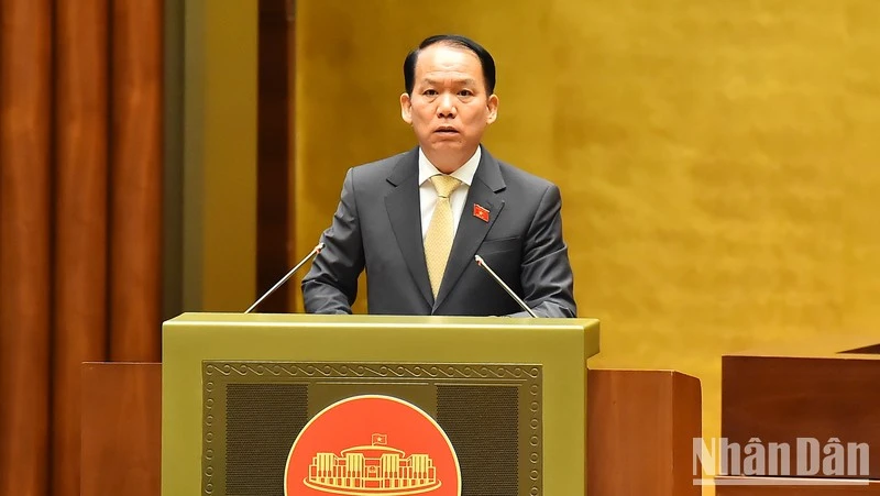 Chủ nhiệm Ủy ban Pháp luật của Quốc hội Hoàng Thanh Tùng trình bày tờ trình.