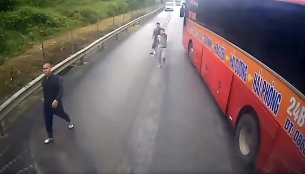 Hình ảnh vụ việc được camera ghi lại.