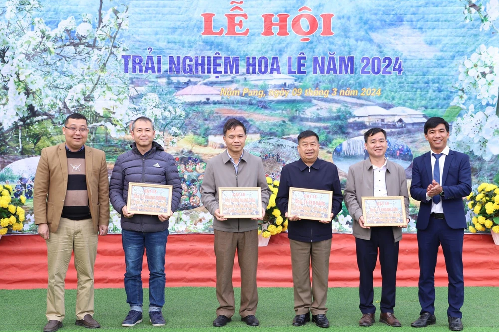 trao biên tên cây cho đại biểu.jpg