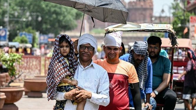 Người dân che ô tránh nắng nóng tại New Delhi, Ấn Độ, ngày 21/5/2024. Người dân che ô tránh nắng nóng tại New Delhi, Ấn Độ, ngày 21/5/2024.